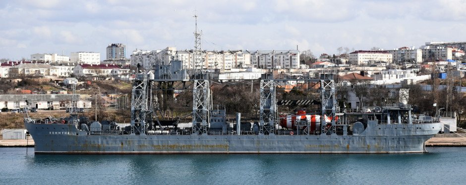 According to local channel Crimean Wind, submarine salvage ship 'Kommuna' was hit in Sukharnaya Bay, occupied Sevastopol. Information needs further verification.