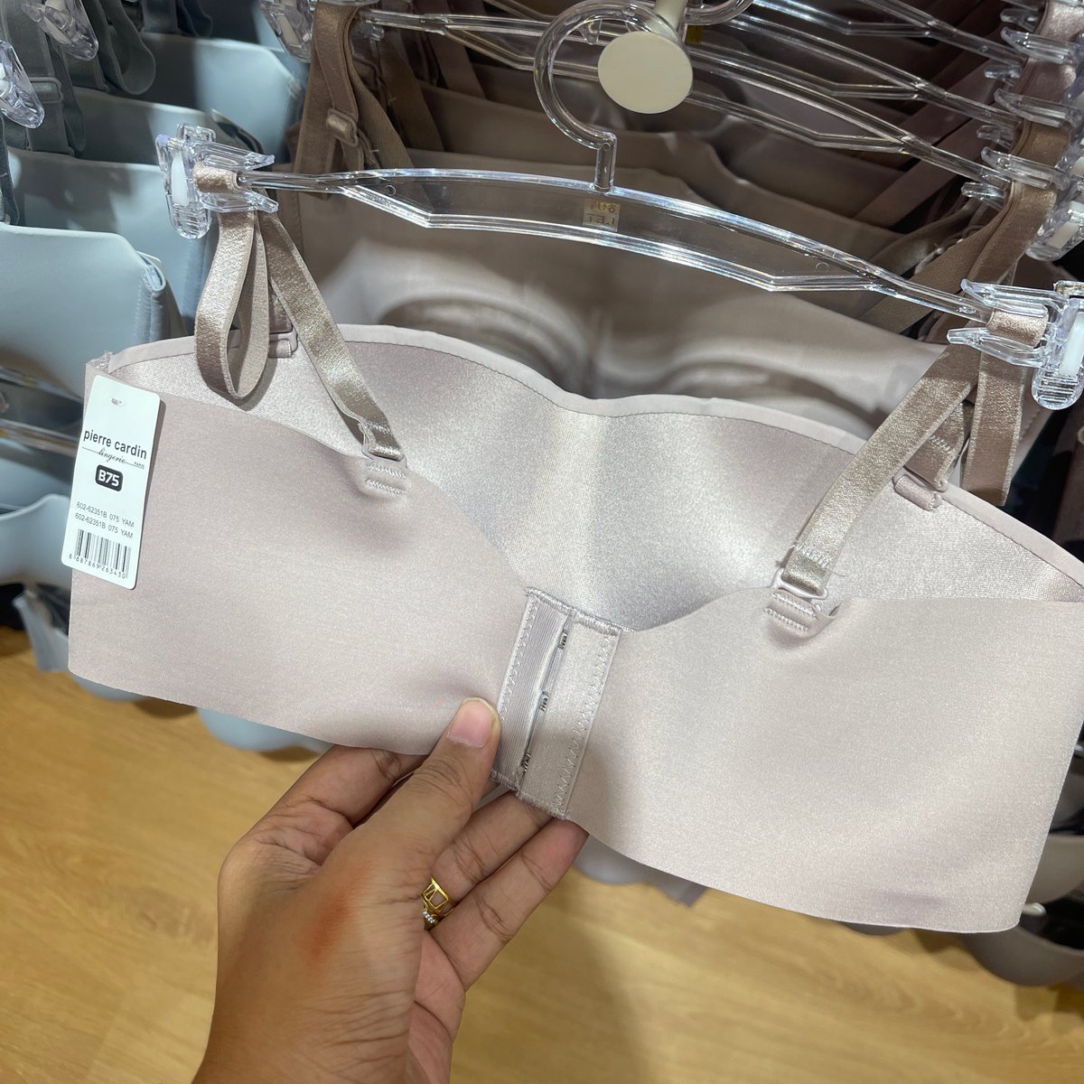 Chapienat's tweet photo. My favourite BRA TUTUP LEMAK TEPI TEPI TUUUUUU DAH RESTOCKKK

Ugh finally wired bra for this pattern from RM99 dah turunnnnn RM30 je 😤
Ahh i nak borong semua colour 🥲 https://t.co/FH5VXKo31I