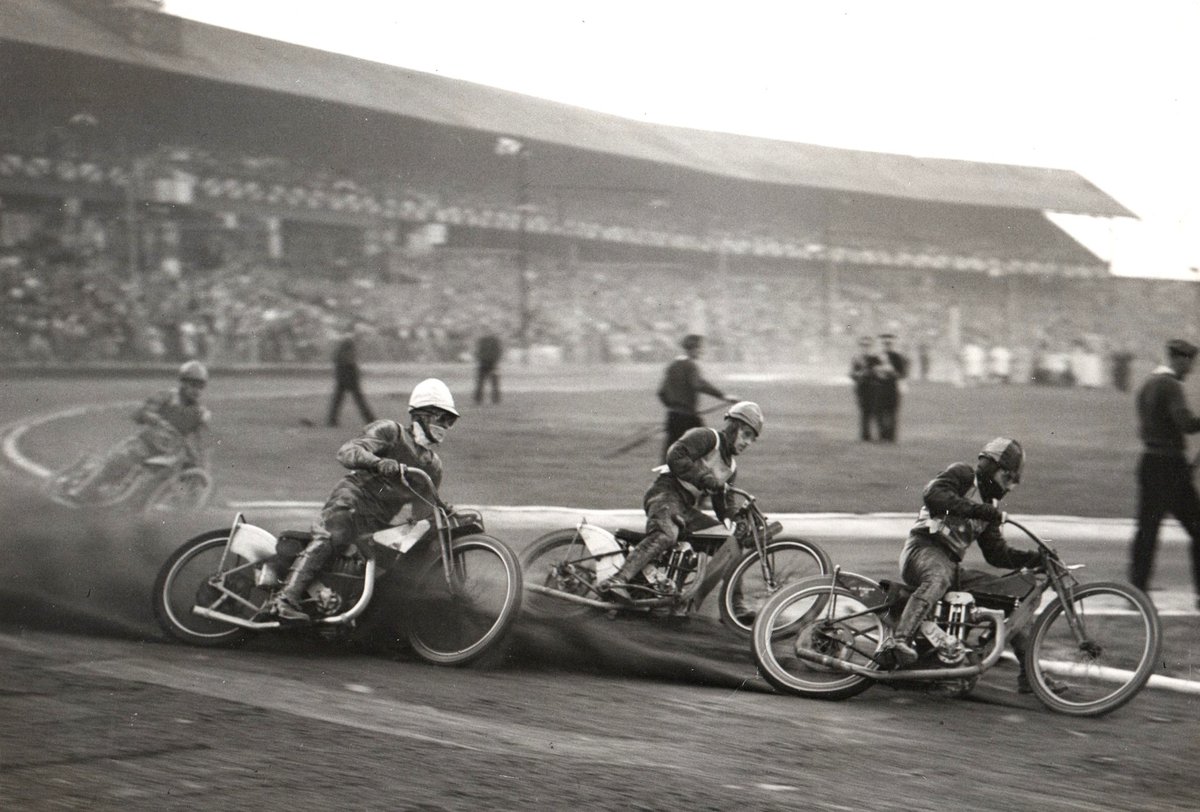 UprightSpeedway's tweet photo. I feel like I might have tweeted this one before but does it really matter 🤷‍♂️ It's a cracking photo https://t.co/k7jLp5U7Nn