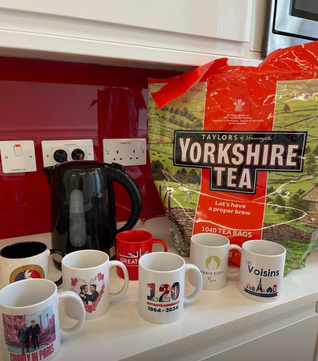 Whether it’s a relaxing Sunday afternoon or a busy Monday morning … @UKinFrance runs on a good cuppa ☕ Great thinking time while waiting for the kettle to boil! But which mug should I choose? 🤔 #NationalTeaDay