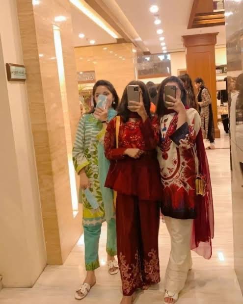 Me with Mansha and Sadiya for Sunday shopping 🛍️ #shopping