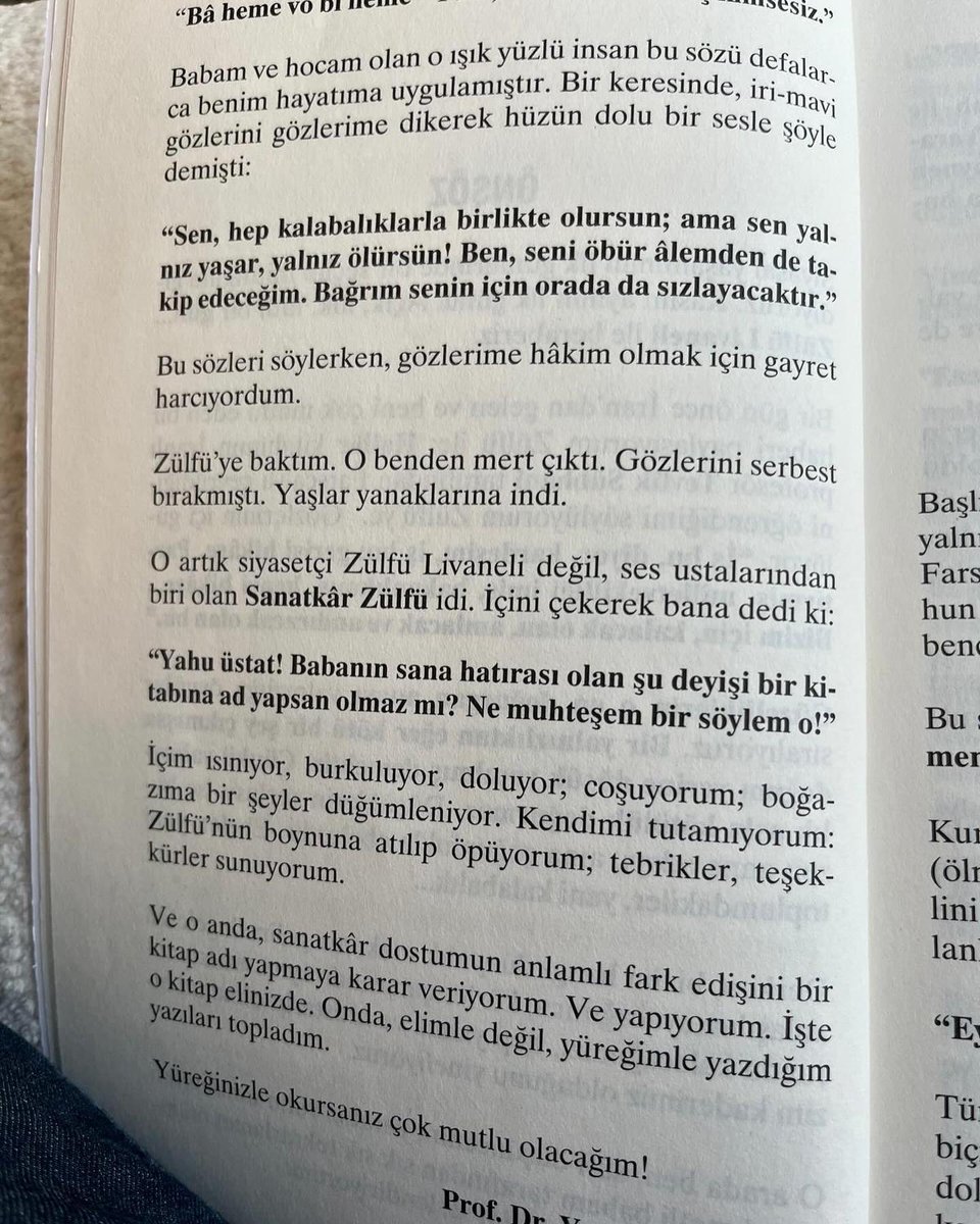 Zülfü Livaneli’nin Yaşar Nuri Öztürk’ün “Herkesle ve Hiç Kimsesiz” kitabının isim babası olduğunu, Yaşar Nuri Öztürk şu güzel sözlerle anlatıyor: Önsöz Siyasal yaşamımın ilk günlerinde bir seçim mitingine gidiyoruz. Kasım ayının ilk günü. Açık, ılık, tatlı bir gün... Zülfü