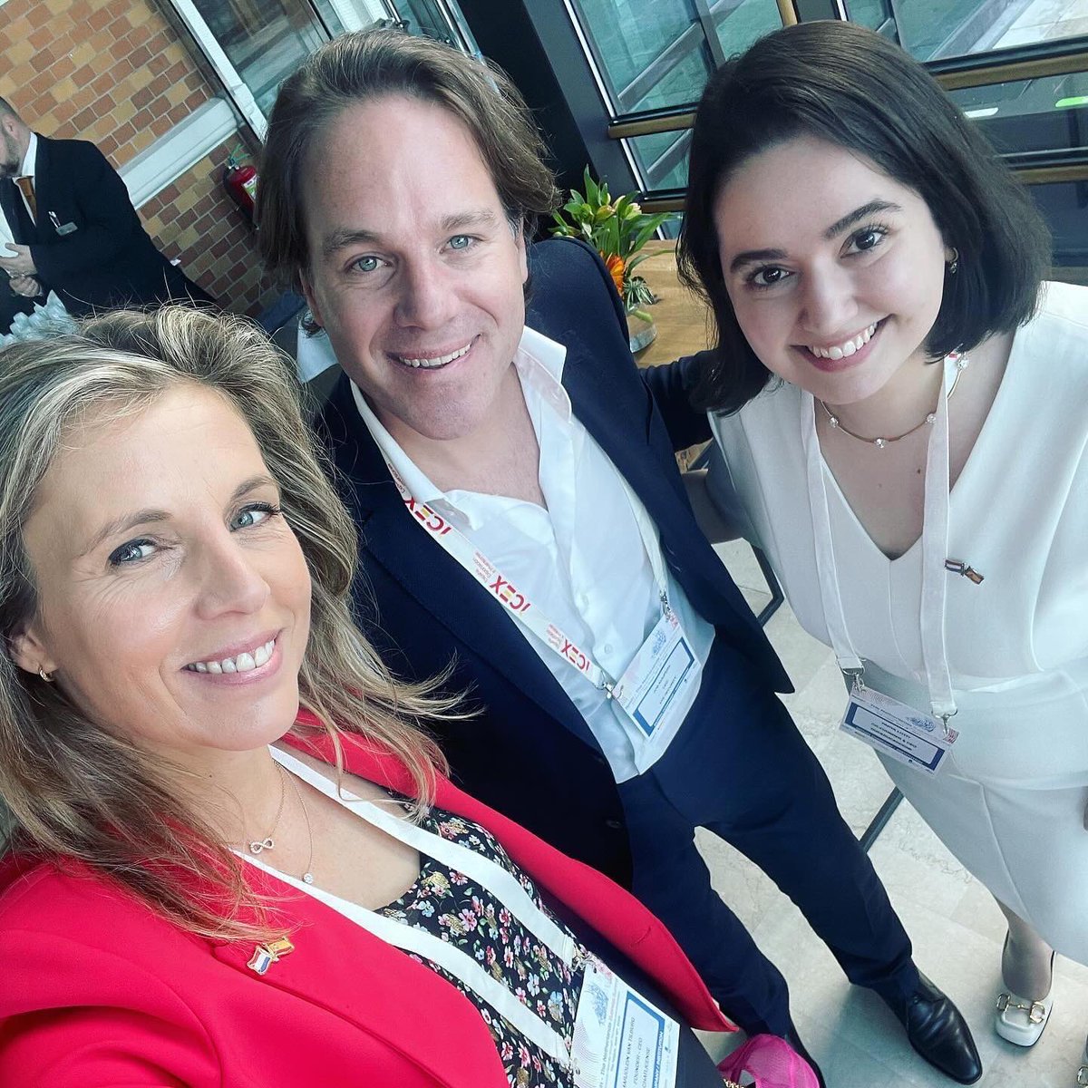 🇪🇸 👑 🇳🇱 Personal encounter with Highnesses Felipe and Willem-Alexander. Both as fathers and as Kings they were very aware and supportive of the need to guide families in online life. A great honor to discuss Happy Cyber Vibes at this level!