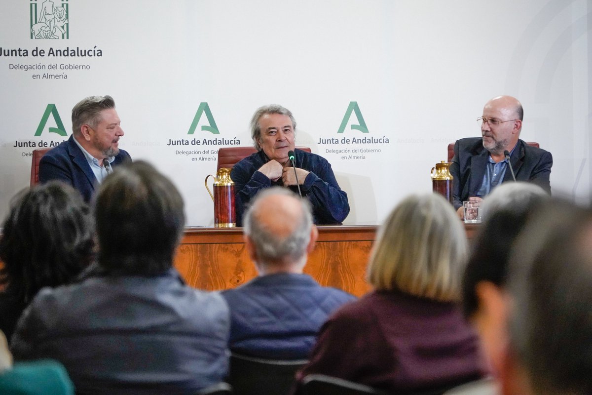 Pedro Ruy-Blas compartió algunas de las experiencias que se encuentran en su biografía 'A los que hirió el amor' y nos regaló un tema de Ottis Reading en directo, junto a Diego Cruz y Paco Rivas 💎

#FLAlmeria24 #FeriadelLibrodeAlmeria 
📸Rubén Carrillo