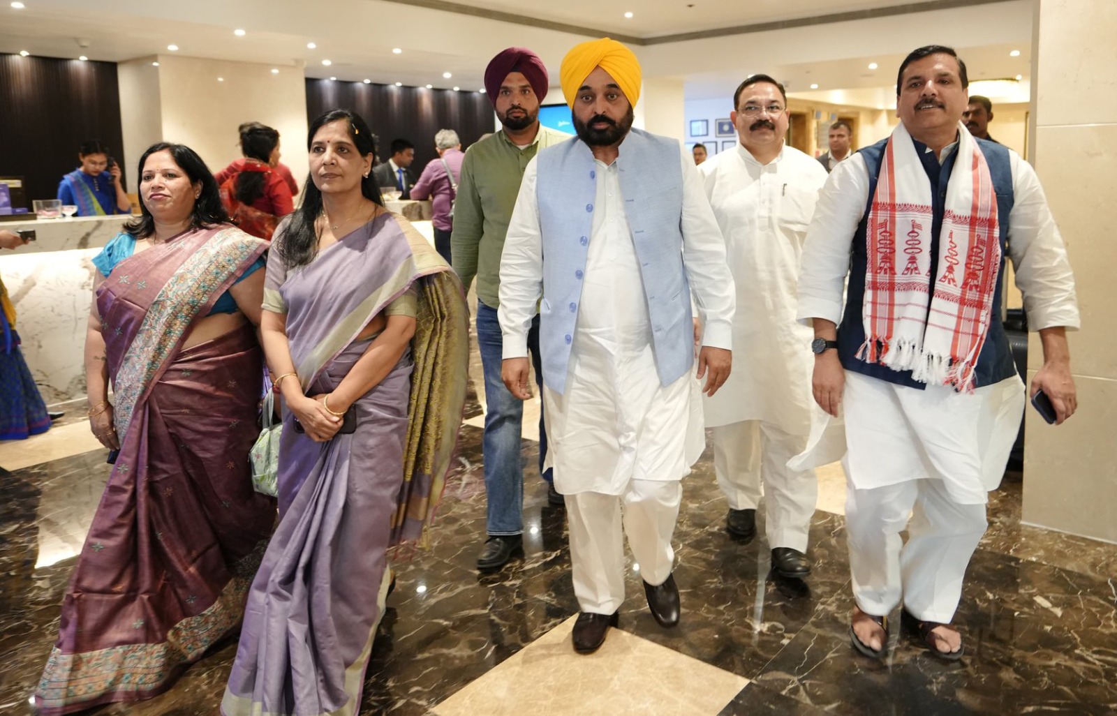 IANS on X: "Ranchi: Punjab CM Bhagwant Mann and Sunita Kejriwal, the wife of jailed Delhi CM Arvind Kejriwal, reach Ranchi to attend the INDIA bloc's Ulgulan Nyay Maha Rally https://t.co/OZiwauSsbI" /