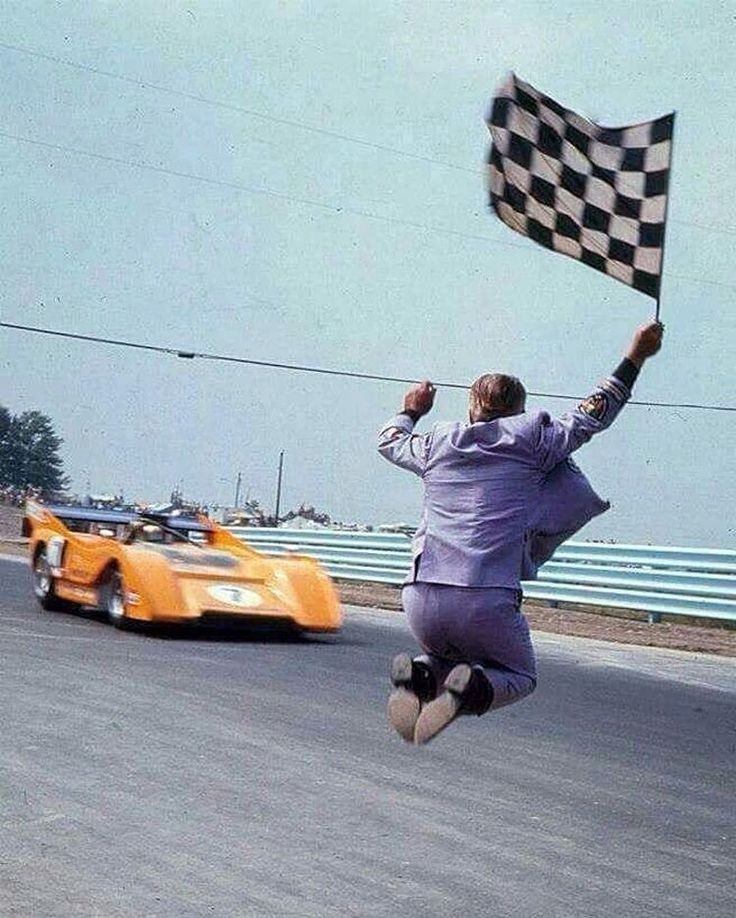 Can Am Series Watkins Glen 1971

Peter Revson crossing the finish in first place in the McLaren M8F.

Peter Revson won the 1971 Can Am Season ahead of Runner up and McLaren team mate Denny Hulme and,Jackie Stewart finished in third place.

#F1 #RetroGP #RetroF1