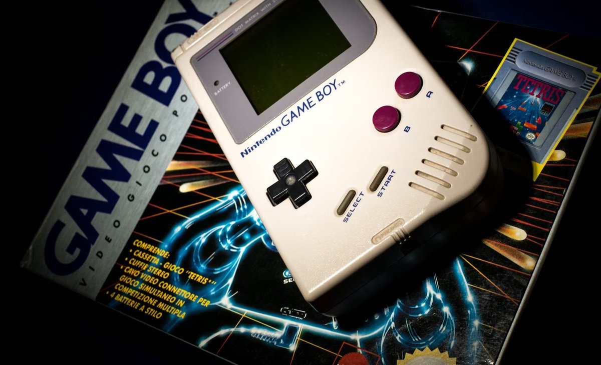 MashableTR's tweet photo. 👾Game Boy 35 yaşında!

#Nintendo, 21 Nisan 1989’da Game Boy’u piyasaya sürdüğünde kimse konsolun bu kadar tutacağını ve bir uluslararası fenomene dönüşeceğini düşünmüyordu.

🎮Fakat Game Boy, 120 milyon satışla bugün bile oyun tarihinde en çok satan 4'üncü konsol konumunda.

💭Konsolun tasarımcısı Gunpei Yokoi’ye ilhamın ise, trende yan koltuğunda oturan bir adamın hesap makinesinin tuşlarıyla oynadığını gördüğünde geldiği söylenir.