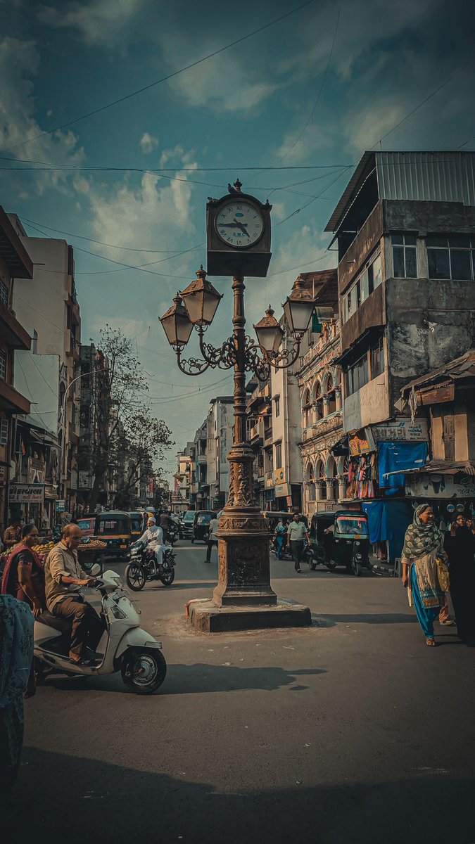 Vibrant energy of Surat’s bustling streets captured on #iQOOZ3 by Sohil Jose Surash. #iQOOCommunity