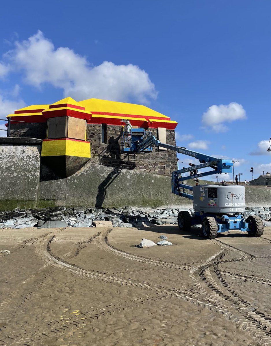 Flashy makeover for the lifeguard headquarters on #Tramore beach. If I remember correctly it was designed by Jack O’Hare a legendary architect who once worked with Frank Lloyd Wright. Great work ⁦@WaterfordCounci⁩ #Waterford