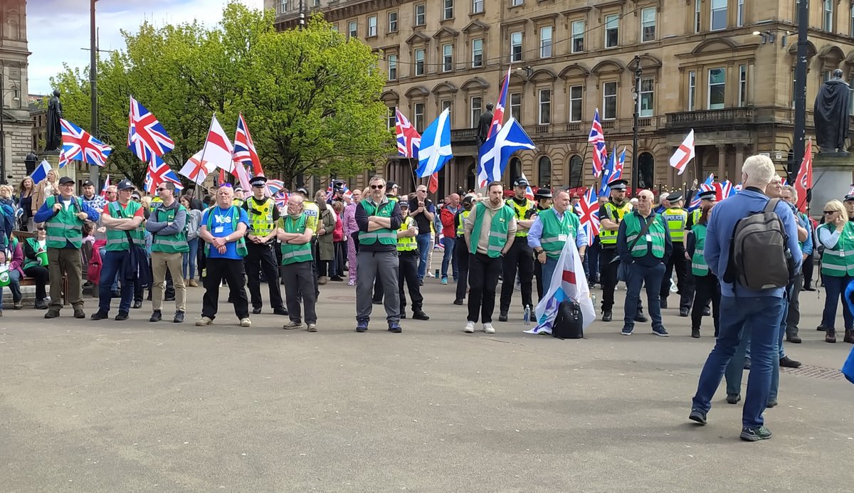 We had great fun marching for #ScottishIndependence in the Glasgow sunshine! 😎🏴󠁧󠁢󠁳󠁣󠁴󠁿🇪🇺 A big 'thank you' to the #YesForEU stewards who helped protect us from the unionist thugs, who attempted to drive us away with their constant, loud whistling 🙄 #BelieveInScotland