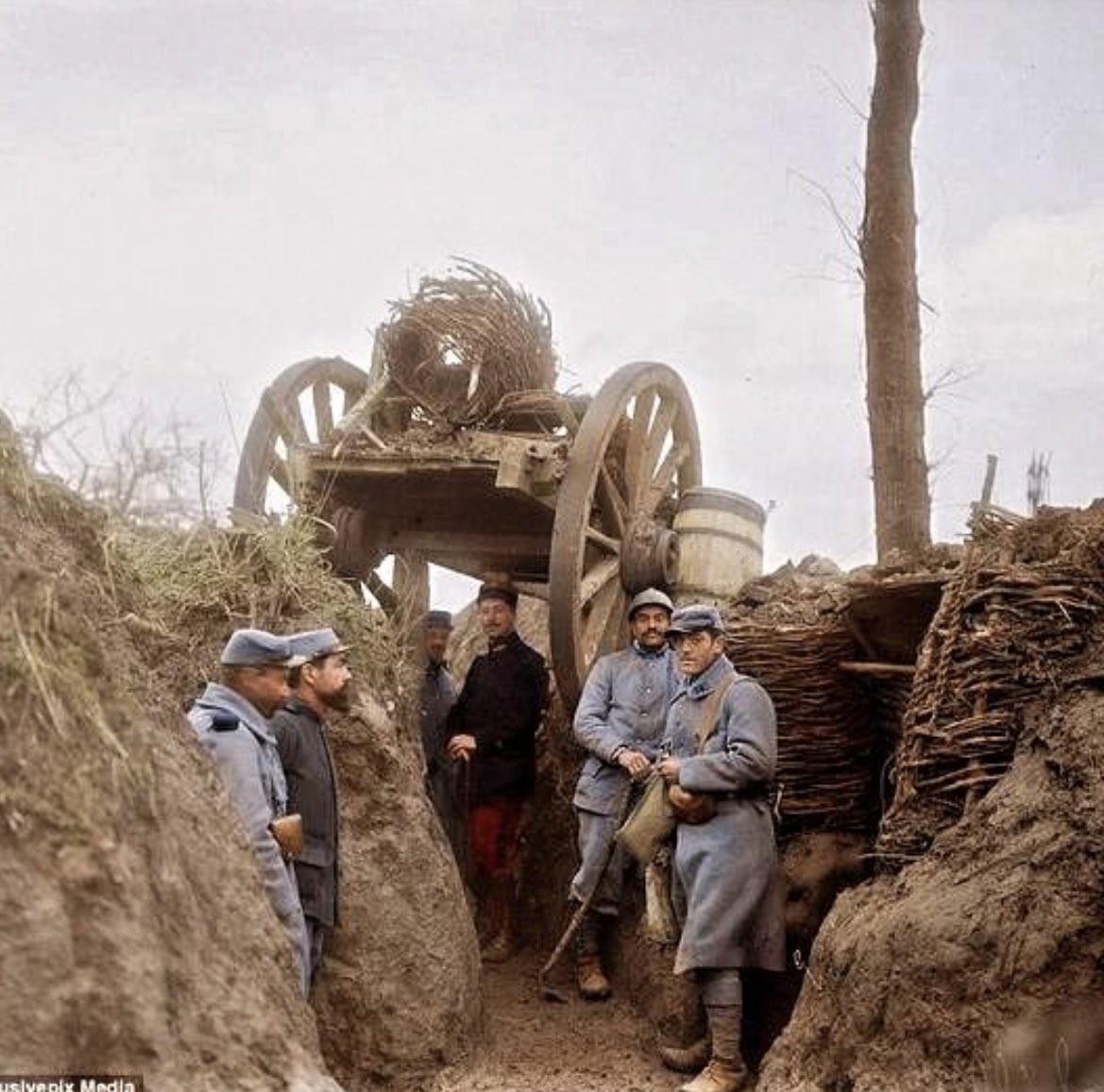 🇫🇷👊French soldiers in the trench. 📷 ww1_conflict