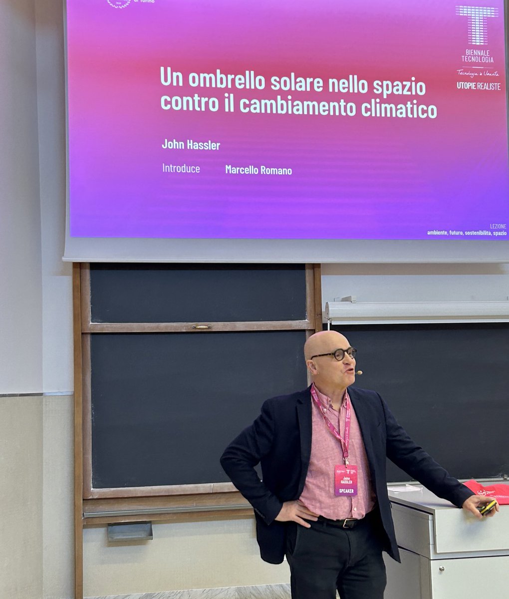 “La geoingegneria solare mantiene la promessa e la speranza di evitare un punto di svolta climatico.” @hasslerjohn parla di geoingegneria solare e cambiamento climatico, ora in aula 1 al @PoliTOnews #BiennaleTech24