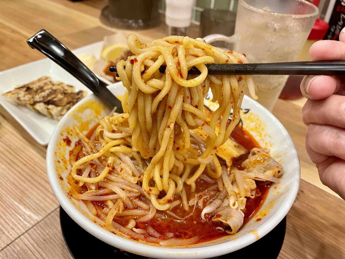 osapoi_puchi's tweet photo. 泥のような二日酔いの日は迎え酒に辛いラーメンが食べたくなる🫠 https://t.co/P3d64mcH0r