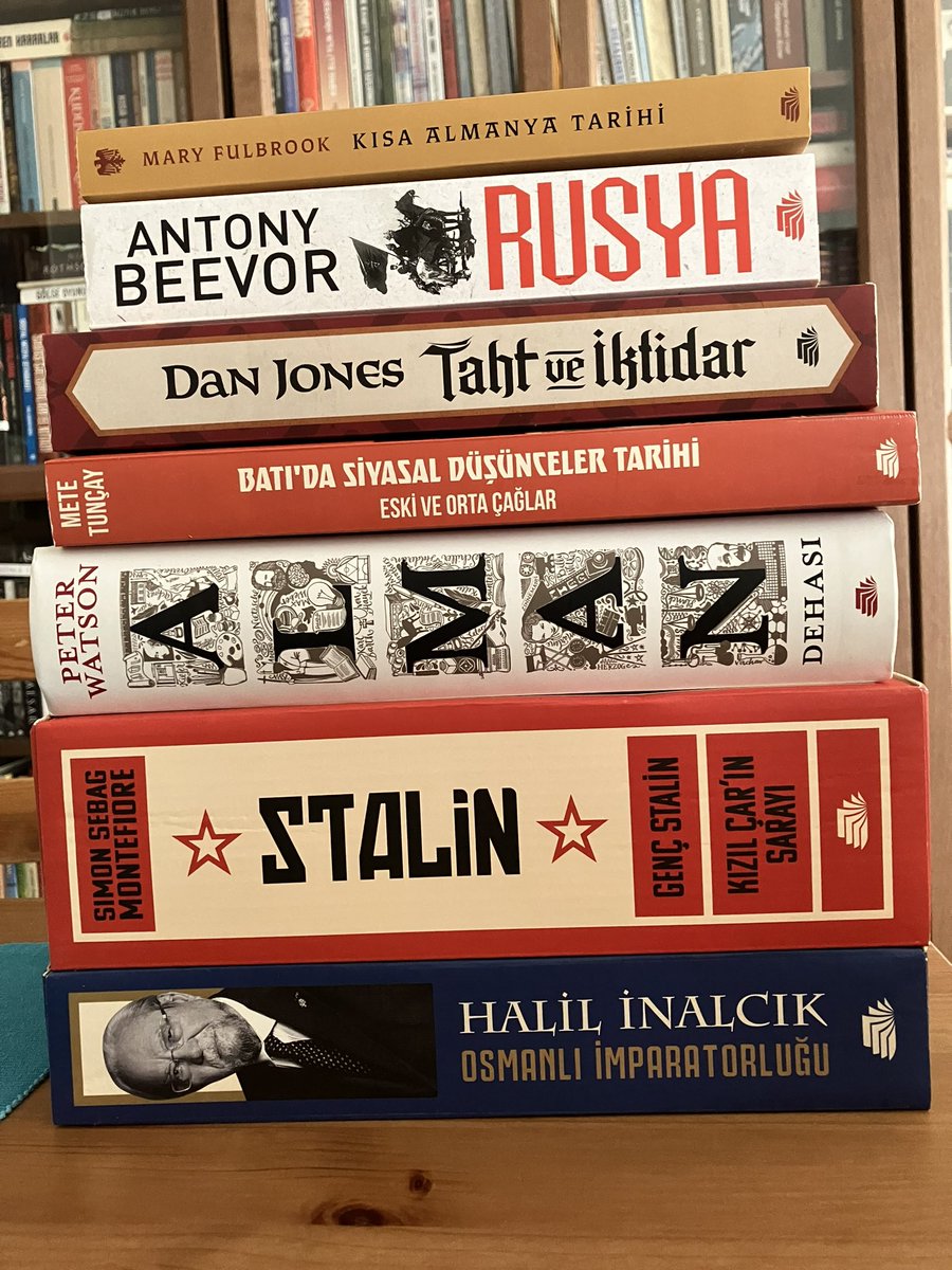 Son bir kaç ay içinde @KronikKitap'tan çıkanların bazıları. Şimdilik sadece bunlara detaylı bakabildim. Özellikle Beevor, Jones ve Montefiore'nin kitapları iyi popüler tarih nasıl yazılır, anlamak için okunmalı. Çevirileri de beğendim. Emeği geçenlerin eline sağlık.