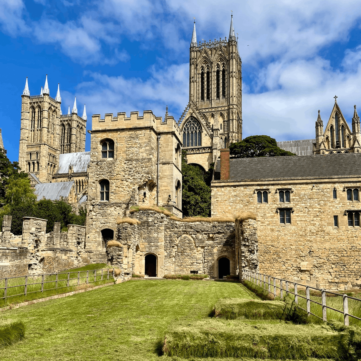 Our next heritage highlight is Medieval Bishop's Palace 🗝️ Once the administrative centre of the largest diocese in medieval England, this incredible building has a fascinating past! Visit on Monday 6 May to enjoy live theatre by Lincoln Mystery Plays. bit.ly/3vYPguM