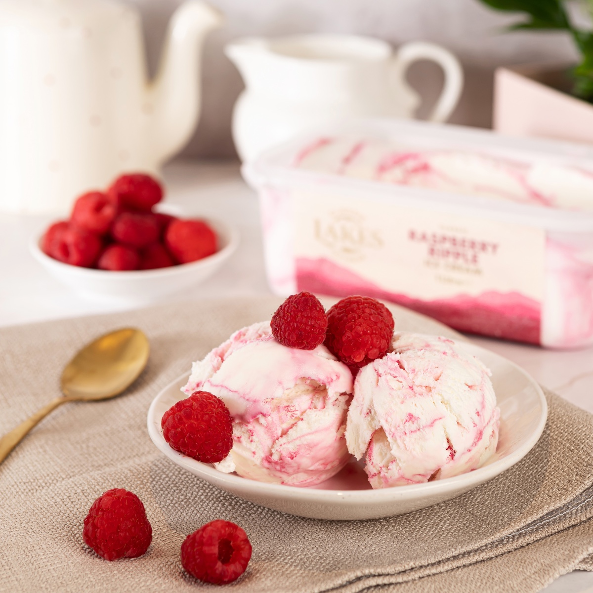 What's the tea? 🫖 We're not one to gossip but Raspberry Ripple is the flavour to enjoy on #NationalTeaDay 🙊