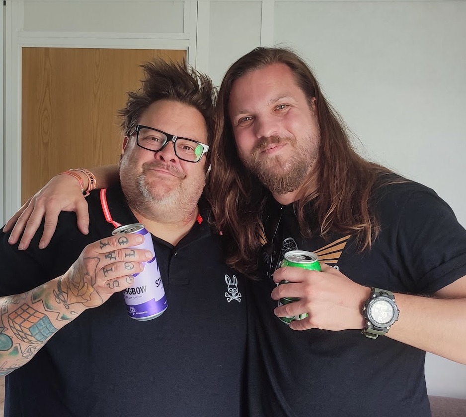 🥁🌟When our CEO Will had the honor of meeting Jared and Gary from the iconic band Bowling For Soup! 🤘🎸
Stay tuned for some exciting collaborations ahead! #LondonDrumstickCo 
#BowlingForSoup #punkLegends #MusicCollaboration