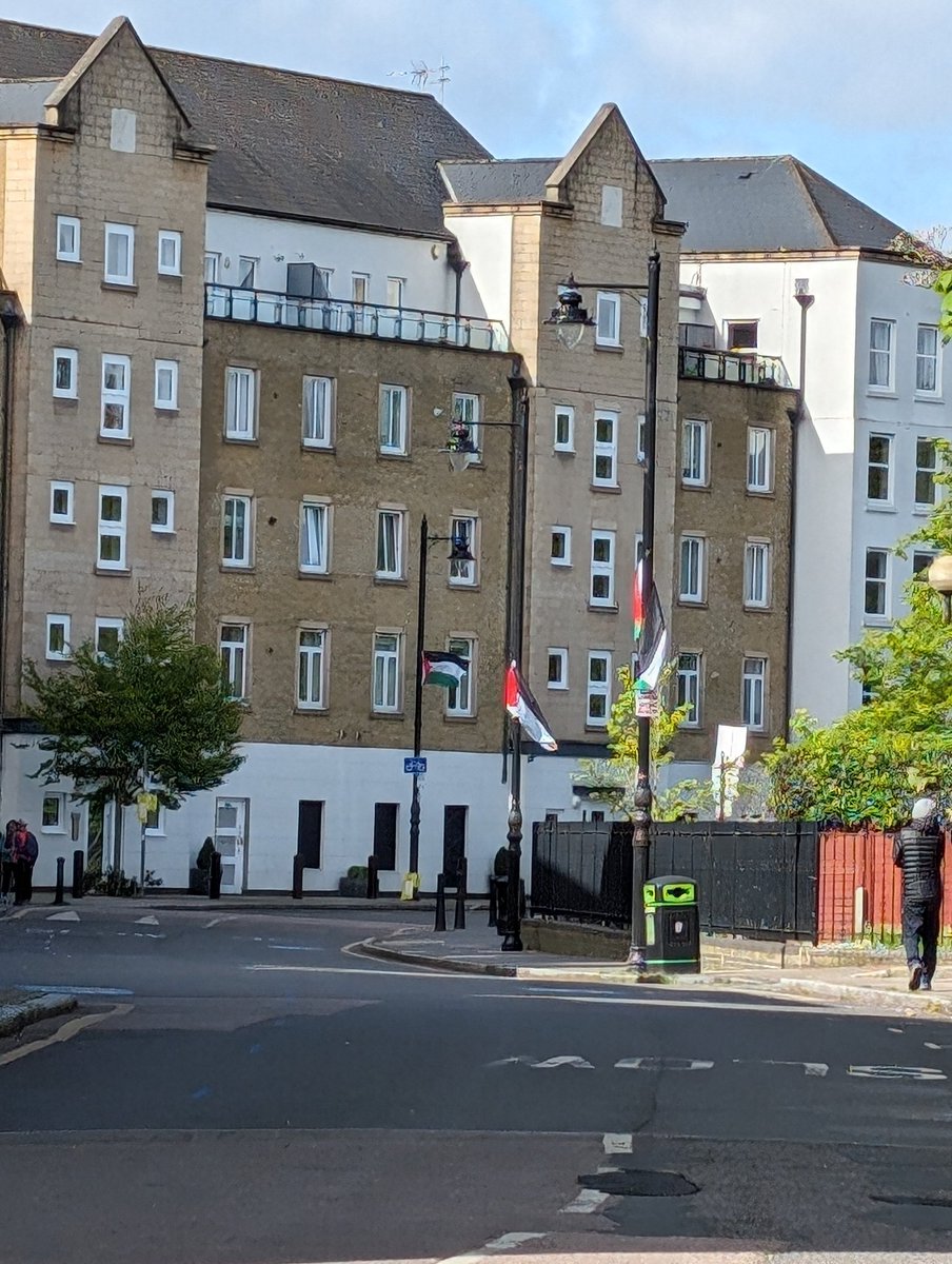 How has our borough allowed the flags to be put up again to spoil #LondonMarathon day #TowerHamlets I have really started to hate living here