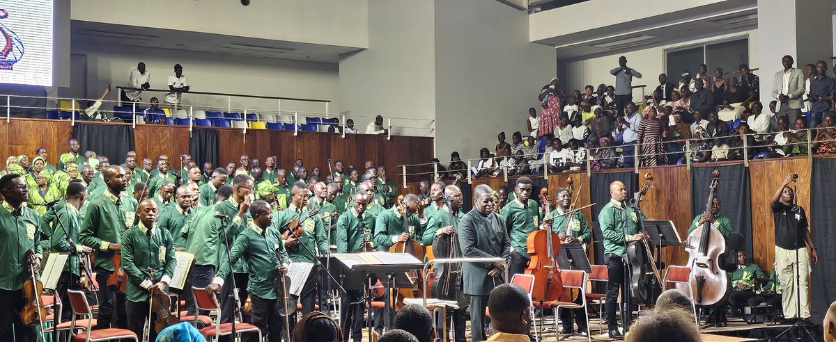 Ce concert était tout simplement magnifique et magique. Ce que le Maestro Armand Diangienda a fait avec son orchestre Kimbanguiste symphonique est simplement exceptionnel! Mais est ce normal qu'un tel talent se produise dans une salle de judo! Où sont nos salles de concerts? Quel