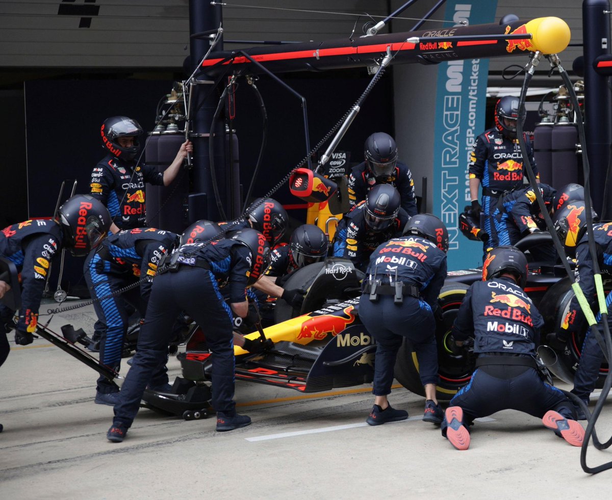 DiegoAlonsoF1's tweet image. Hannah Schmitz en acción. @redbullracing tira un doblete a la basura por doble pit que metió en tráfico a @SChecoPerez. La alternativa era una variedad estratégica que habría puesto nervioso a Verstappen.

Mande Horner más o menos, Red Bull sigue siendo Max Bull.