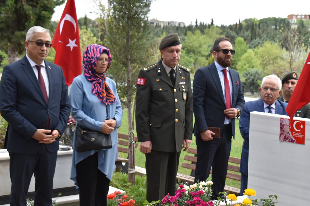 Okulumuzda yapılan törenin ardından  Şehidimize mezar ziyaretinde bulunduk. Dualar okuduk, onun nezdinde bütün şehitlerimizi rahmetle andık ve bir kez daha söz verdik: ŞEHİDİM VATAN BİZE EMANETTİR!🇹🇷
<a href="/tcmeb/">Millî Eğitim Bakanlığı</a>
<a href="/BursaValiligi/">T.C. Bursa Valiliği</a>
<a href="/Ali_Partal/">Ali Partal</a>
<a href="/MetinSEZER_16/">Metin SEZER</a>
<a href="/kahraman47_s/">Kahraman Şık</a>
<a href="/GvenAbdulcelil/">Abdulcelil Güven</a>