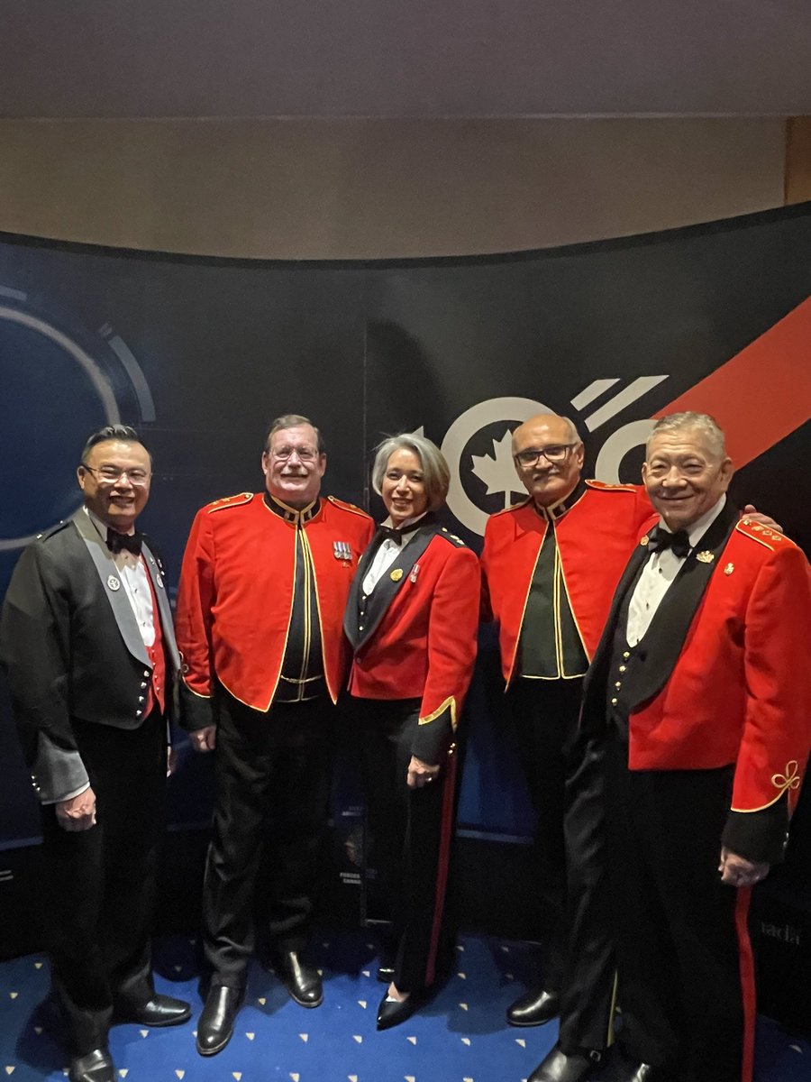 richardliu18's tweet photo. 2/2…an awesome group photo to close out the evening and National Volunteer Week. #OneStJohn 
#messkit #messdress  #StJohnSocks #Honorary #military #army #navy #airforce #stjohnambulance #volunteer #service #duty #honour https://t.co/nJq9gQzwG8