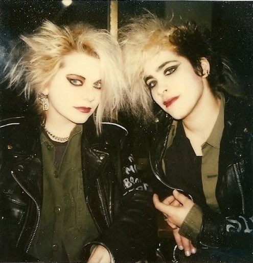 tiktok “tradgoths” when they meet real 1980s goths with the simplest eye makeup ever