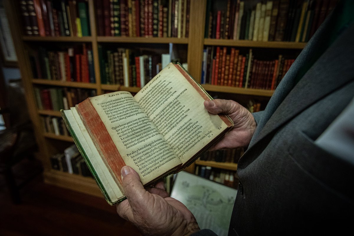 Cuatro fotos de la visita a la biblioteca Arriola Lerchundi que dan una idea de cómo es. Más de 20.000 libros, 140 incunables, 15.000 manuscritos.
Las fotos son de Maika Salguero