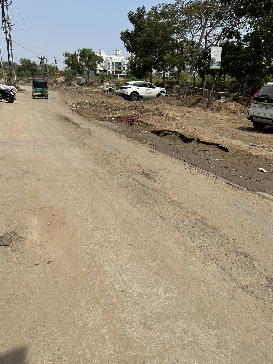 naman_dave's tweet photo. @VMCVadodara for drainage pipe, they dig the road but left the work undone for more than 3+ months @ bill canal between labh bunglows and prayosha heights. See the pics how dangerous it is for riders. Requesting for urgent fix. https://t.co/0fwagYOaaf