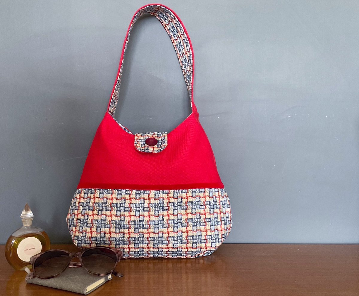 A corker of a Girly Bag here in a glorious red mix. Don’t miss out, as a one off once it’s gone, it’s gone #UKGiftAM #MHHSBD #SBS buff.ly/2F1nKi1