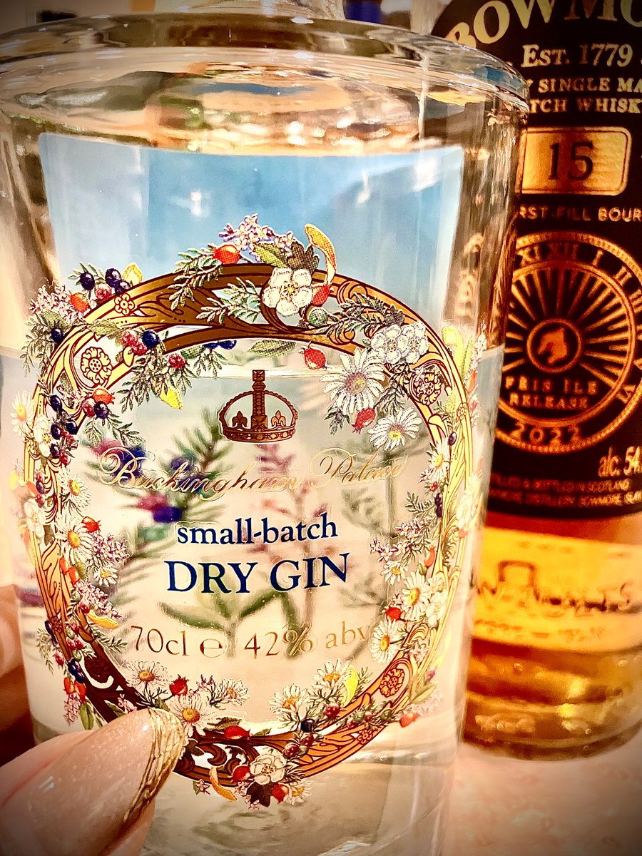 お疲れ様です🤠
今日は エリザベス女王の生誕日ですね💐　英国王室公認のドライジン　Buckinghampalace DLY GIN（42%）をジンソーダで‥女王様に想いを馳せて‥乾杯です🥂

#ジン #GIN 
#バッキンガムパレスドライジン 
#Buckinghampalace 
#TGLC