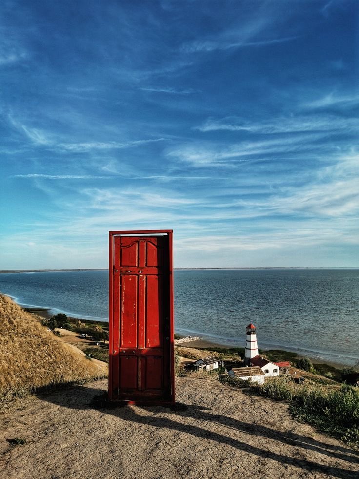 Se l’opportunità non bussa, costruisci una porta. (Milton Berle)