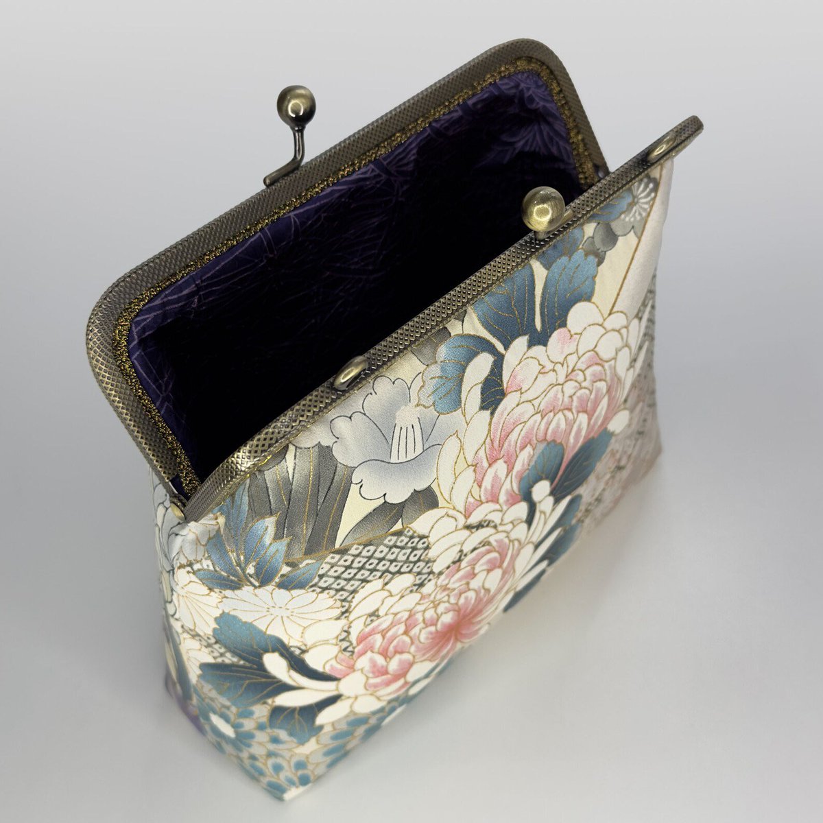 Traditional Floral Kimono Pattern Clutch with Gold Details japangiftsuk.etsy.com/listing/169704… #MHHSBD #Handcrafted #JapanGifts #earlybiz #handmadehour #CraftBizParty #giftideas #UKCraftersHour #ShopSmall #UKGiftHour #UKGiftAM #inbizhour #smallbusiness #CelebsForSmallBiz #UKMakers