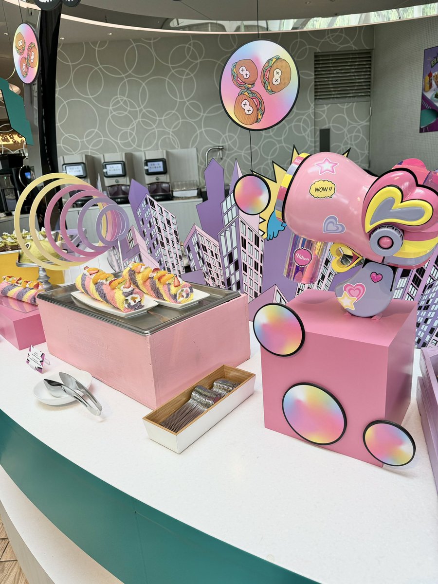 hiltontokyobayc's tweet photo. 1950年代をイメージしたダイナーで繰り広げるアメリ��ンコミックの世界観を楽しめるデザートビュッフェが4月20日(土)より土日祝限定でスタート🗯️
約35種類のデザート、セイボリーとともに、アメリカンダイナーで繰り広げるアメリカンコミックの世界をご堪能ください🫶

https://t.co/oW8jw1keYs https://t.co/xRZ4lCYTmc