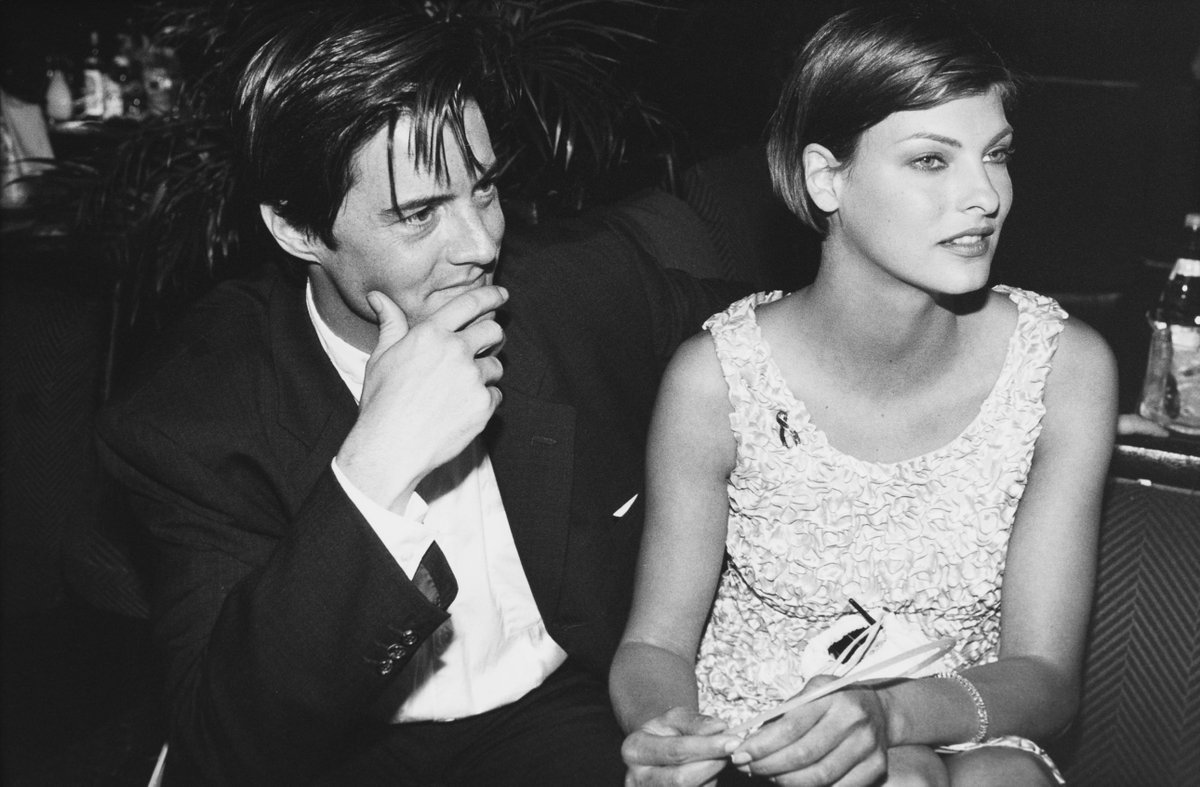 The #CannesFilmFestival is fast approaching. Ahead of the return of Croisette style, immerse yourself in some epic Cannes pictures from the ’90s. vogue.cm/94NOTLq