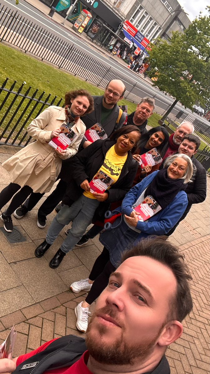 Lovely team out in Rushey Green, Catford ahead of #LondonElects🌹

The choice is clear, a vote for <a href="/SadiqKhan/">Sadiq Khan</a> and <a href="/LondonLabour/">London Labour</a> who has strived to support families, freezing TfL fares and cleaning up London or supporting the Conservatives and their chaos

Vote Labour on May 2nd✅