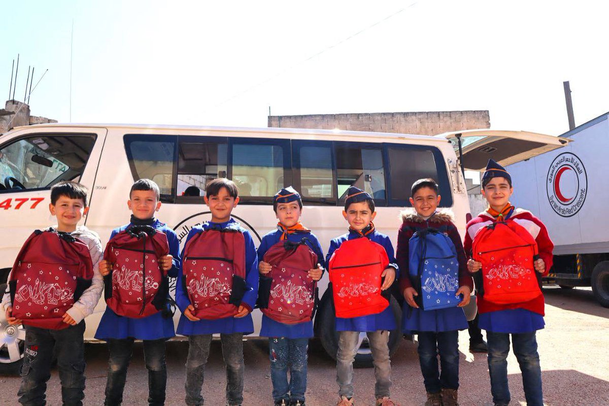 #Hama #Syria 📍 To lessen the financial strain on their parents and motivate them to attend school, 29300 students in many schools & its surrounding countryside received school bags and stationery 🎒📚 from @SYRedCrescent volunteers Supported by the @UNICEF ✅