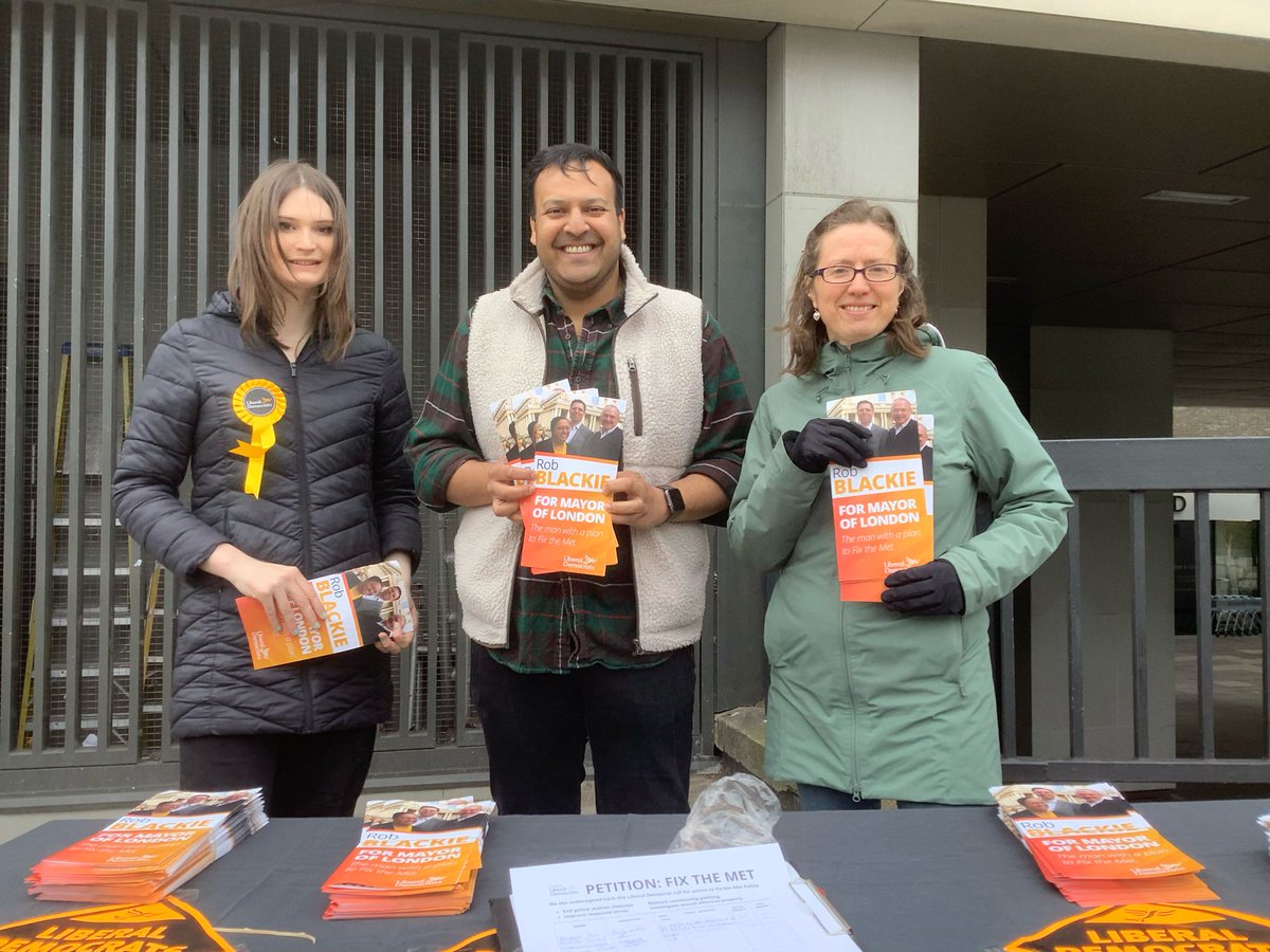 Trio of fab @LibDems candidates at our Archway street stall today, with #FixTheMet petition @RebeccaJones_03 @VikasAggarwalLD @RTaylor_LibDem