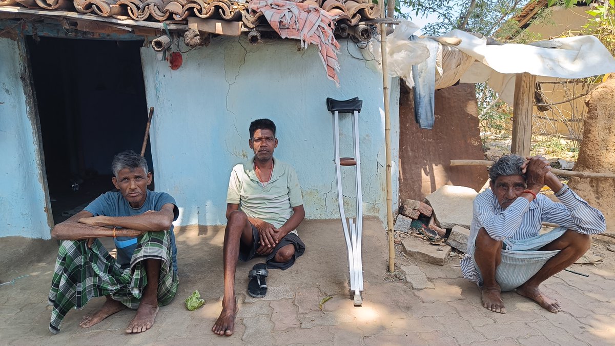 1/2 Story of three pensioners: 1. On left, application for pension rejected b/c Aadhaar notes his DOB as 1972; he was born in 1964. 2. Right, claimed that his pension comes once in 5-6 months, but only Rs. 1K, instead of 5-6K. 3. Centre, Shiv Narain Singh had an accident 3yrs ago