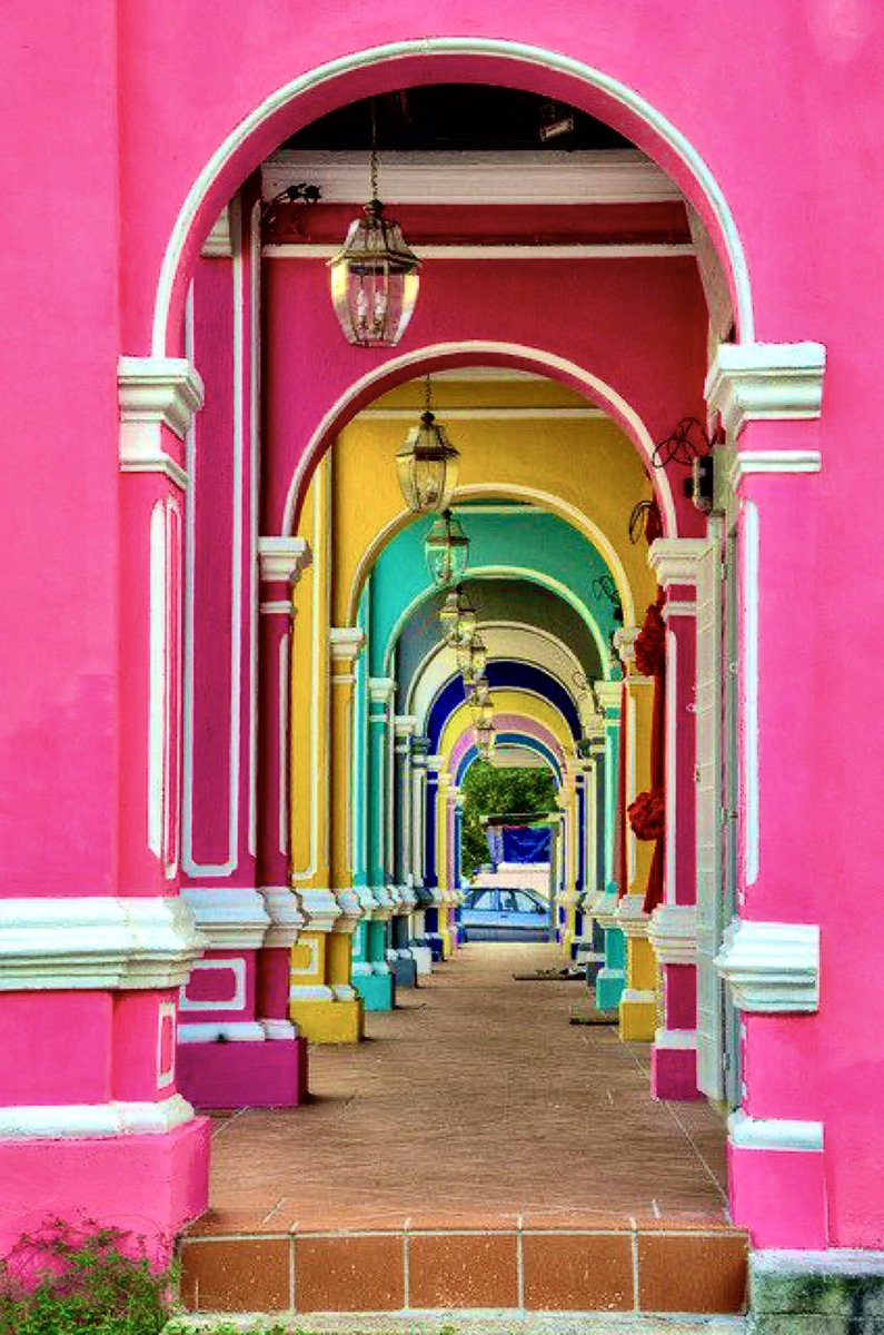 Because a colourful world is more beautiful… From the bright buildings in Istanbul, to the ‘blue pearl’ of Morocco, here are 20 of the most colourful neighbourhoods and cityscapes across the Muslim world… A thread…