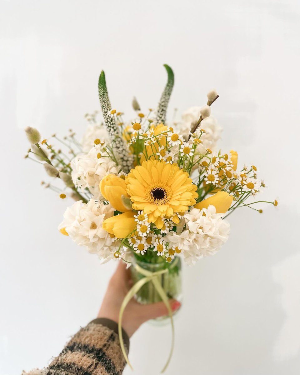 When in doubt, add flowers 😃 Spring brings many things we love, including @epsomflorist's's high-quality flowers for any occasion 💐 Find the perfect bouquet for your home and fill it with good vibes 🙌 Captured by @epsomflorist