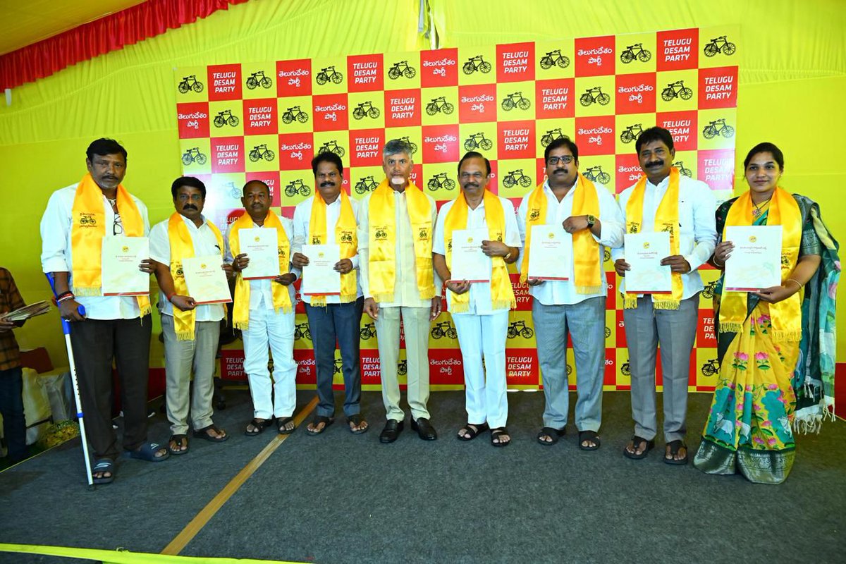 IamDrLakshmiG's tweet image. టీడీపీ అధినేత శ్రీ నారా చంద్రబాబు నాయుడు గారి చేతుల మీదుగా బీఫామ్ అందుకున్న మన దర్శి  నియోజకవర్గ టీడీపీ జనసేన బీజేపీ కూటమి ఎమ్మెల్యే అభ్యర్థి గొట్టిపాటి లక్ష్మి గారు, ఇతర నియోజకవర్గ నాయకులు.
#TDPWillBeBack #LakshmiForDarsi #DarsiMLA #ManaDarsiManaGottipati #TeamLakshmiGottipati