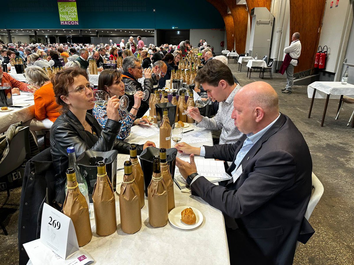 HISTOIRE_DU_VIN's tweet photo. #Mâcon. À la table d’un jury du plus grand concours des vins de France. Président du jury 269, Laurent Bollet et ses jurés ont eu à juger 17 vins du val de Loire. 16 Pouilly-Fumé et 1 Pouilly-sur-loire.  Photo DR. Christian Morard, Mâconnais et fidèle dégustateur du concours des grands vins de Mâcon.   Photo Laurent Bollet. Le concours de Mâcon est connu et réputé pour son très grand sérieux, la compétence de ses jurés. Photo Laurent Bollet Les commissaires sont des bénévoles indispensables également à la réussite du concours.   Photo Laurent Bollet 

La suite dans votre @lejsl excellent article de @BOLLETLaurent 

 https://t.co/OXNWaU6BBe