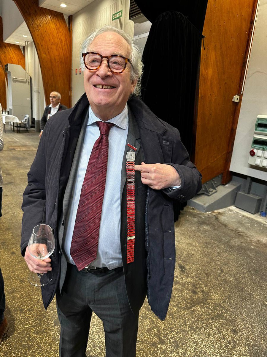 HISTOIRE_DU_VIN's tweet photo. #Mâcon. À la table d’un jury du plus grand concours des vins de France. Président du jury 269, Laurent Bollet et ses jurés ont eu à juger 17 vins du val de Loire. 16 Pouilly-Fumé et 1 Pouilly-sur-loire.  Photo DR. Christian Morard, Mâconnais et fidèle dégustateur du concours des grands vins de Mâcon.   Photo Laurent Bollet. Le concours de Mâcon est connu et réputé pour son très grand sérieux, la compétence de ses jurés. Photo Laurent Bollet Les commissaires sont des bénévoles indispensables également à la réussite du concours.   Photo Laurent Bollet 

La suite dans votre @lejsl excellent article de @BOLLETLaurent 

 https://t.co/OXNWaU6BBe
