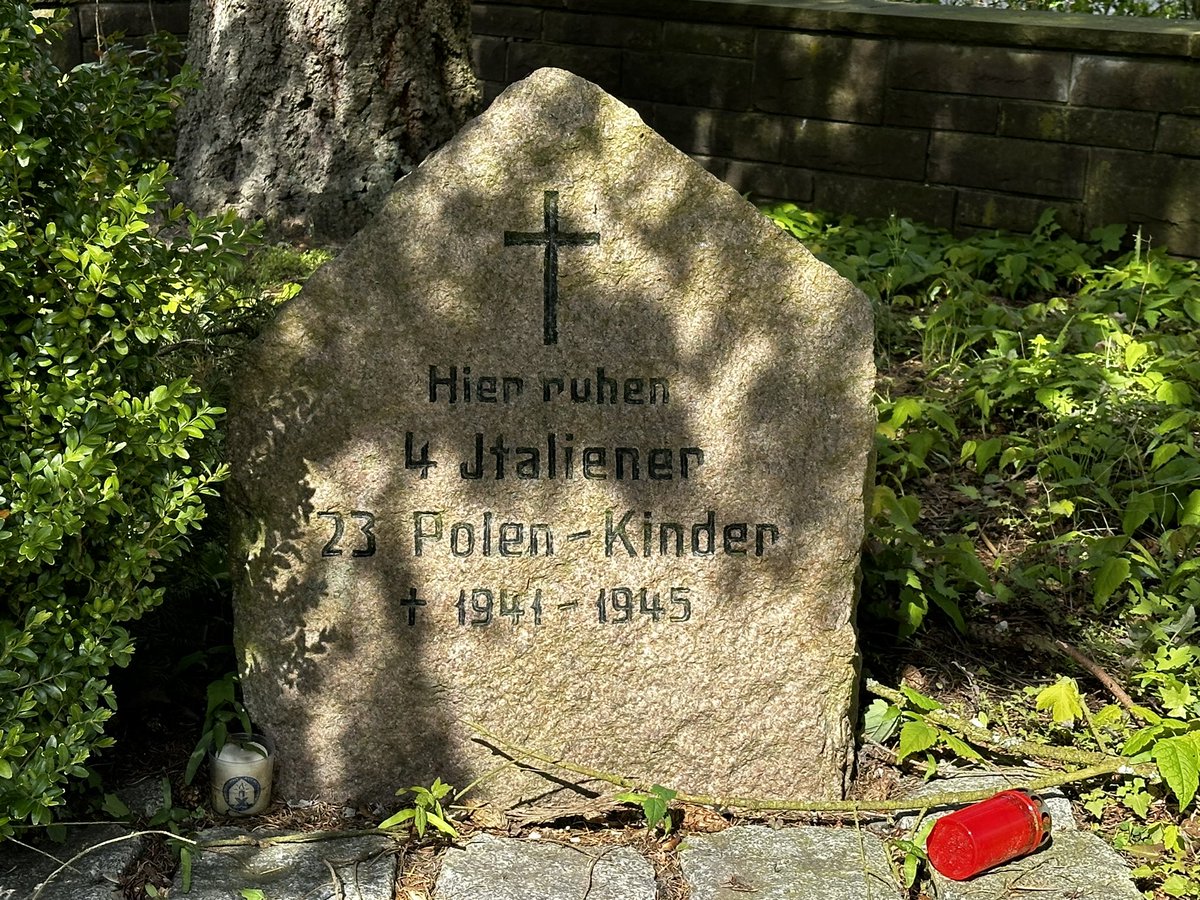 JensChristianW1's tweet photo. In einem „Säuglingsheim“ in #Unterlüß starben zwischen 1943 u. 1945 viele Neugeborene sowjetischer und polnischer Zwangsarbeiterinnen an organisierter Vernachlässigung. Mindestens 57 Kinder wurden auf dem Ortsfriedhof begraben, 500 m vom Bürgerhaus entfernt, in dem die AfD tagt. https://t.co/hlKICA0rgA
