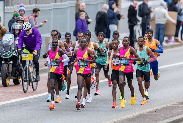 ELITE MEN 5KM 14:33 for the first 5k. #AbbottWMM #LondonMarathon