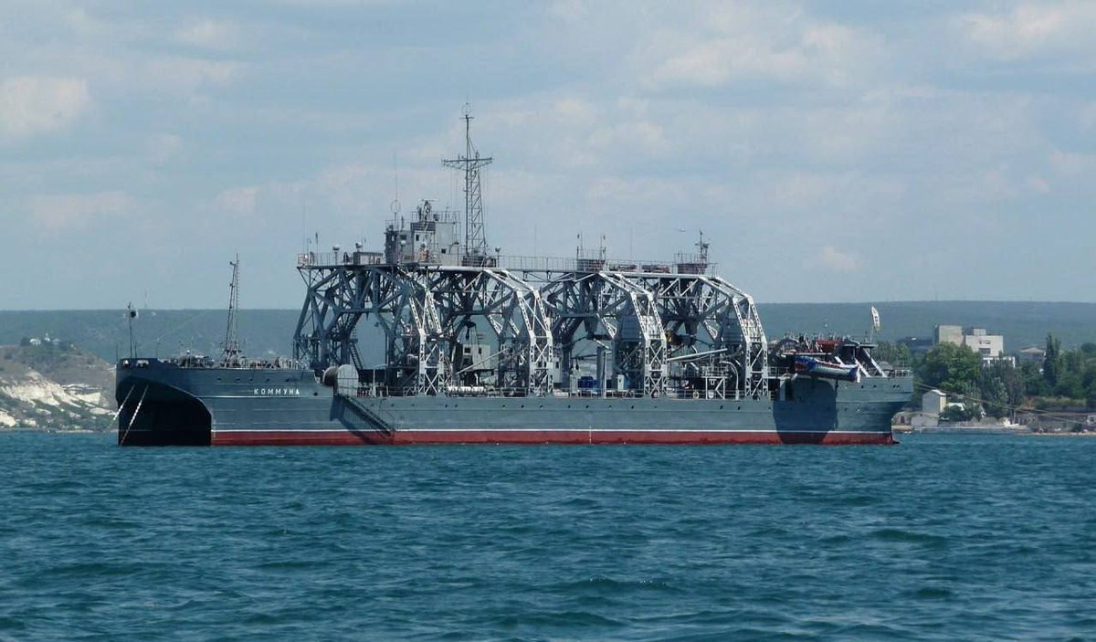 Повідомляють, що в Севастополі бцло вражено корабель 'Комуна', який використовувався для пошуку та порятунку підводних човнів. Чекаємо підтверджень!
