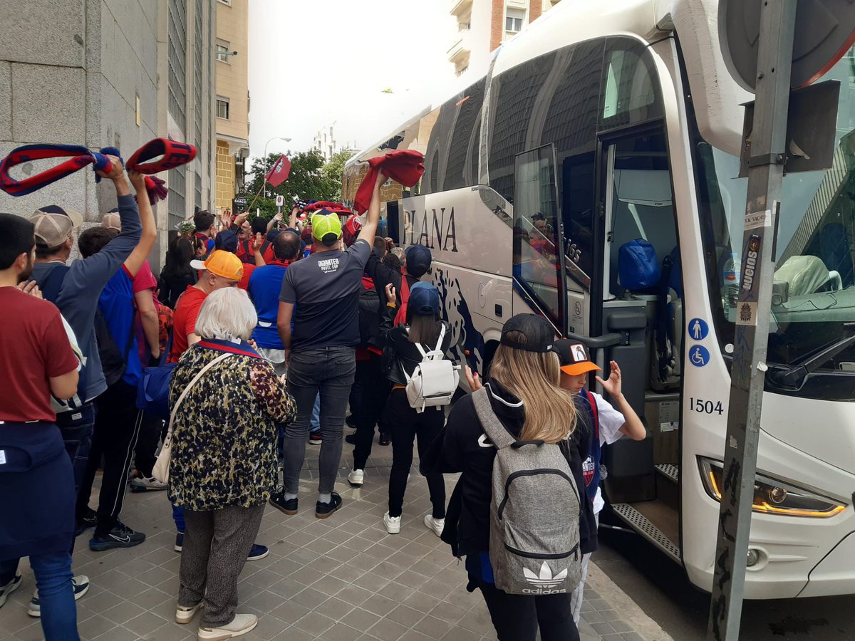 BusPlanaOficial's tweet photo. Hem portat els seguidors del @JijantesFC per a animar-los durant les semifinals de la @KingsLeague, al WiZink Center ⚽
#BusGarraf #BusPlana #GrupPlana #Eventos #JijantesFC #KingsLeague https://t.co/80aJgujQRX