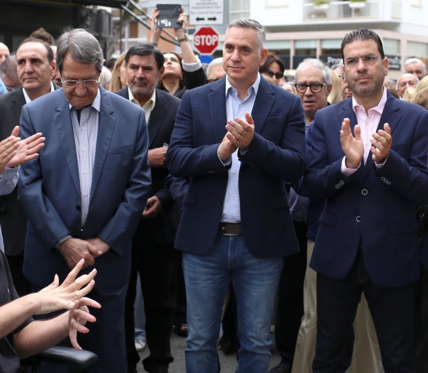 yiannis14's tweet photo. Ο Νικόλας που αποκαλούσε τη κυβέρνηση Αναστασιαδη την πιο διεφθαρμένη τώρα στέκεται δίπλα του. Για τον Διπλαρο δεν αξίζει καν να σχολιάσουμε. Αυτή η φωτό είναι η επιτομή του ΠΟΣΟ ΑΡΝΙΑ θεωρούν το κόσμο. Ψηφίστε τους https://t.co/ZUEqHnDkoK