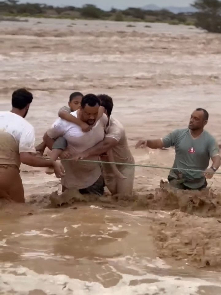 الصورة لها اكثر من معنى..تلاحم فئات المجتمع وجهودهم العظيمة..هكذا هم أبناء عمان الأوفياء.